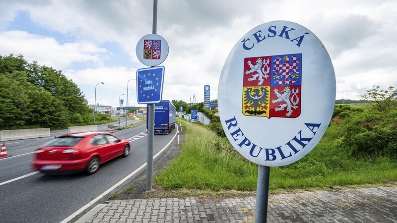 Die Grenzkontrollen zu Tschechien und Tirol sind am Sonntagmorgen trotz Neueinstufung durch das RKI weitergegangen (Symbolbild).