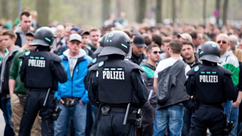 20 Hochrisiko-Fußballspiele hat die bayerische Polizei in der Saison 2018/2019 mit insgesamt 6.000 Einsatzkräften abgesichert.
