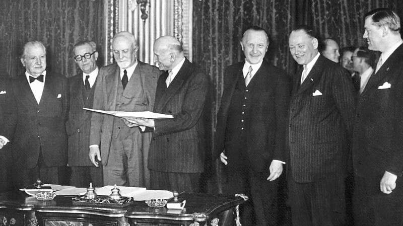 Der Vertrag ist besiegelt: Am 18. April 1951 haben die sechs europäischen Außenminister den Vertrag über die Europäische Gemeinschaft für Kohle- und Stahl (Montanunion) unterzeichnet. Verantwortlich für den Plan war Robert Schuhman (5. v. l.), der das Dokument in Händen hält.