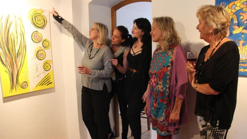 Angela Graf-Krauss (v.li.) beschreibt Andrea Altmann-Herbst, Aylin Neuhofer und den anderen Kursteilnehmerinnen Anna-Maria Irlbeck und Marlene Liss die Elemente ihres ersten Bildes.