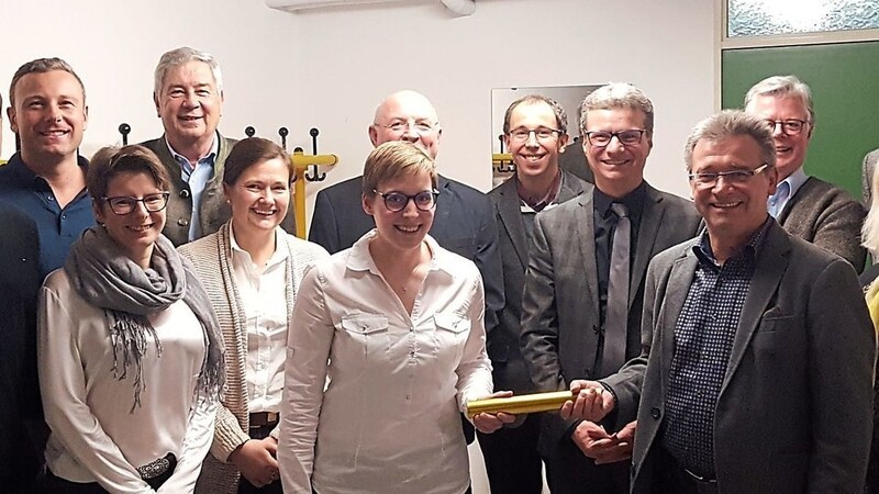 Übergabe des Staffelstabes von Josef Hofmeister an Christina Schmid mit der Abteilungsvorstandschaft und den Ehrengästen Bürgermeister Erich Schmid (4. v. l.), Staatsminister Bernd Sibler (5. v. r.), Vizelandrat Roman Fischer, Verbandsvertreterin Centa Hollweck und Stadionbeauftragter Reinhard Leuschner (alle drei rechts).