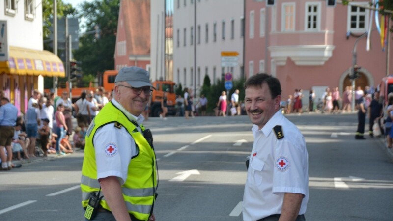 Hans Kienberger (rechts) und Martin Schmauser haben in ihrer langen Dienstzeit als BRK-Kreisbereitschaftsleiter viel erlebt. Die Einsätze beim Gäubodenvolksfest waren dabei besonders beliebt.