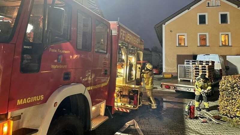 Die Feuerwehren waren am Donnerstagmorgen bei einem Brand in einem Betrieb in Waffenbrunn gefordert.