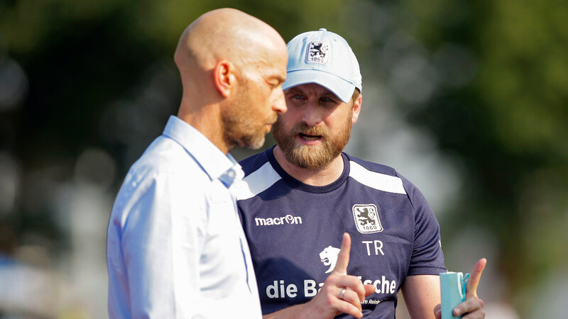 Sport-Geschäftsführer Günther Gorenzel (l.) und Trainer Daniel Bierofka müssen mit einem kleinen Budget in die neue Saison starten.
