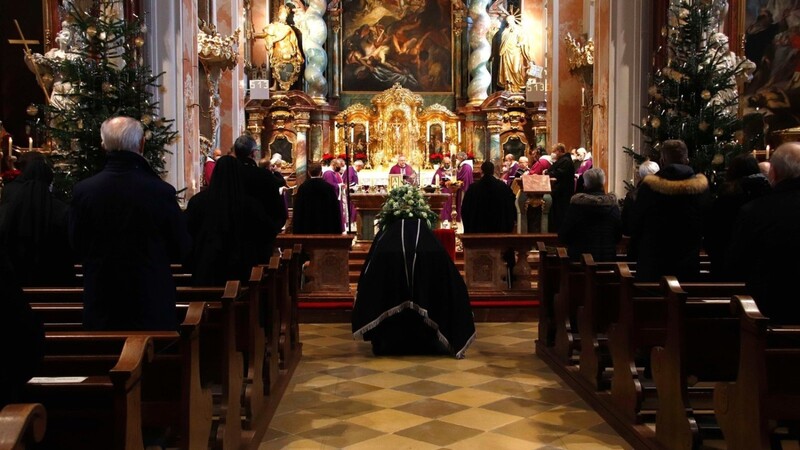 Während des Requiems war Gesers Sarg vor dem Altar aufgebahrt, danach wurde er in feierlicher Prozession zu seiner letzten Ruhestätte gebracht.