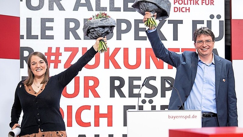 Ronja Endres und Florian von Brunn jubeln nach der Wahl als Doppelspitze für den Landesvorsitz auf einem digitalen Landesparteitag der Bayern-SPD.