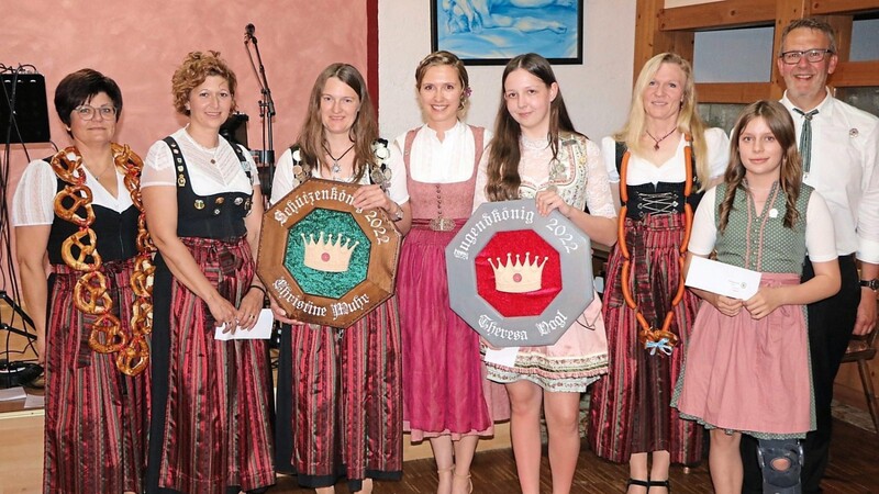Der gesamte "Hofstaat" in der Schützen- und Jugendklasse mit den beiden "Majestäten" (Mitte mit Scheibe) sowie Wurst- und Brezenkönigin