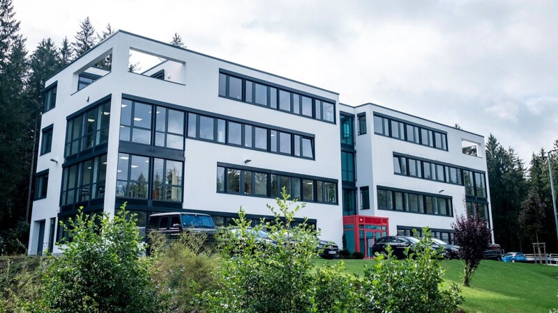 Das 2015 erbaute Verwaltungsgebäude der Kuchler GmbH in Teisnach.