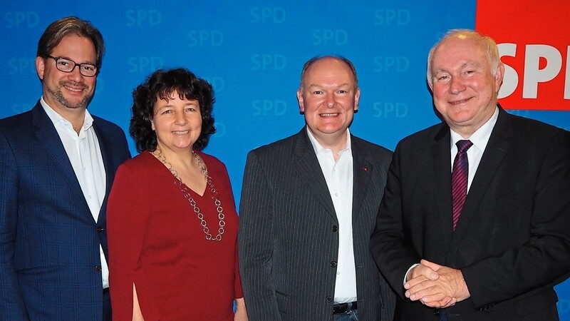 Dr. Bernd Vilsmeier ist der SPD-Landratskandidat für die Kommunalwahlen 2020 - Florian Pronold, Ruth Müller und Heinrich Trapp gratulieren zur offiziellen Nominierung.