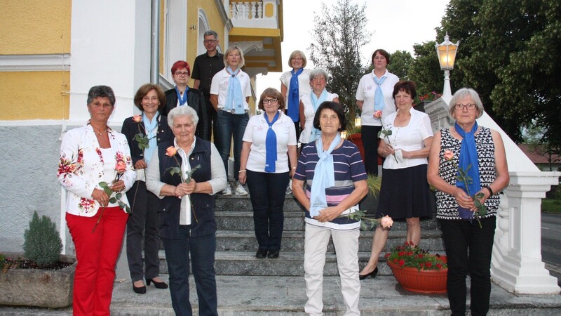 Sie gehören sei 40 Jahren dem Frauenbund an; mit im Bild Pfarrer Wutz, Bezirksvorsitzende Amberger und das Vorstandsteam.