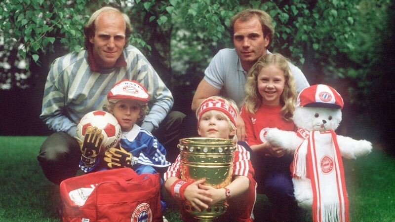 Familienbild mit DFB-Pokal: Dieter Hoeneß mit Sohn Benjamin (l.) und Uli Hoeneß mit Sohn Florian und Tochter Sabine.