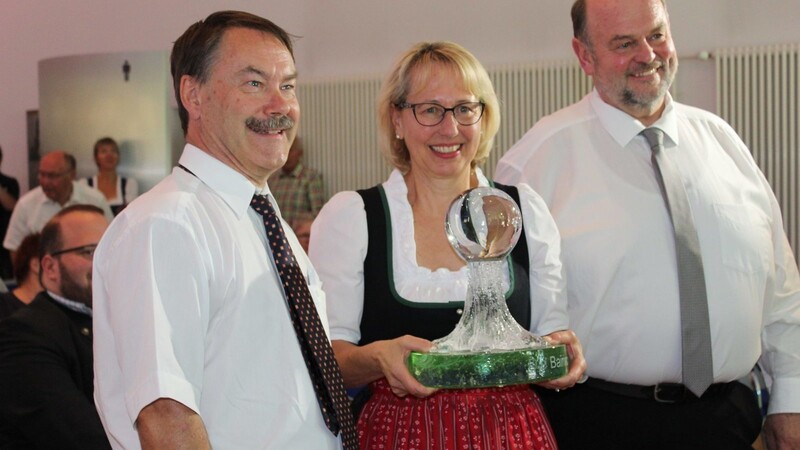 Von links: Laudator Professor Herbert Riepl, Raumfahrtingenieurin und Missionsdirektorin Berti Brigitte Meisinger, Sepp Obermeier vom Bund für Bairische Sprache.
