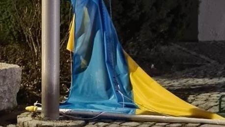 Im Dreck lag am Montagabend die blau-gelbe Ukraineflagge vorm Rathaus in Viechtach.