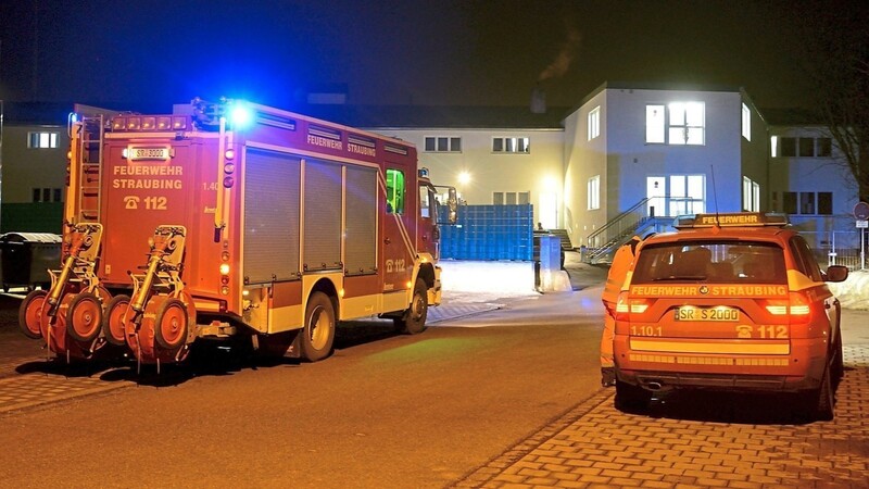 Auch am frühen Dienstagmorgen wieder das gewohnte Bild (hier ein Archivbild) vor der Asylbewerberunterkunft in der Äußeren Passauer Straße in Straubing: Feuerwehr und Polizei mit Blaulicht.