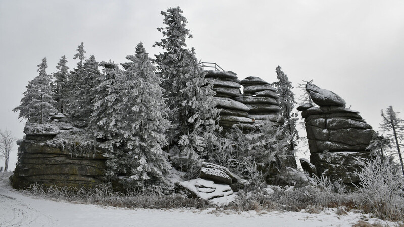 Blick zum winterlich-verschneiten Dreisesselfels (1312 Meter) im Unteren Bayerischen Wald.