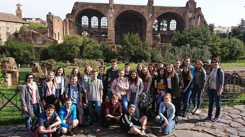 Schüler bei einer Besichtigungstour im Rahmen eines Austauschprogramms in Rom.