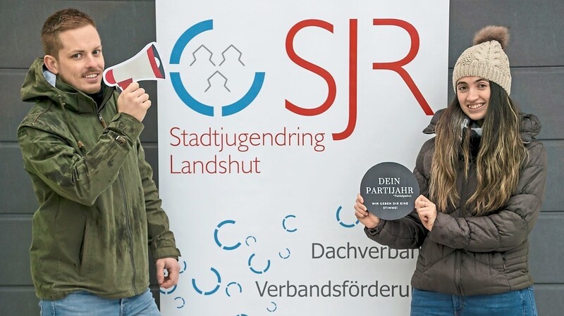 SJR-Vorsitzender Florian Schwing und die pädagogische Fachkraft Stephanie Neupert rufen zum "Parti-Jahr" auf, in dem noch stärker als bisher die Meinung der Jugendlichen eingeholt werden soll.