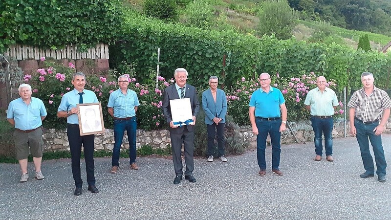 An Josef Peutler (4. von links) wurde die Ehrenbezeichnung Altbürgermeister verliehen. Das Bürgermeistertrio bedankte sich zudem bei Dr. Andreas Eibl, Ernst Schrödl, Roland Zimmerer und Albin Beer (von links).
