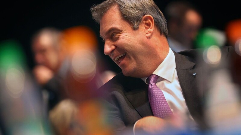 CSU-Vorsitzender und bayerischer Ministerpräsident Markus Söder sitzt beim Parteitag im Plenum.