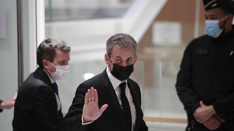 Nicolas Sarkozy (M.) kam dieses Mal freiwillig vor Gericht - wobei: ganz freiwillig war sein Erscheinen nicht.
