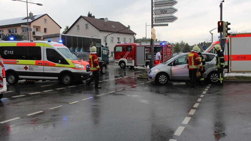 Die Freiwillige Feuerwehr der Stadt Straubing übernahm die Verkehrslenkung, nachdem zwei Autos an der Kreuzung Landshuter Straße/Rückertstraße in Straubing zusammengestoßen waren.
