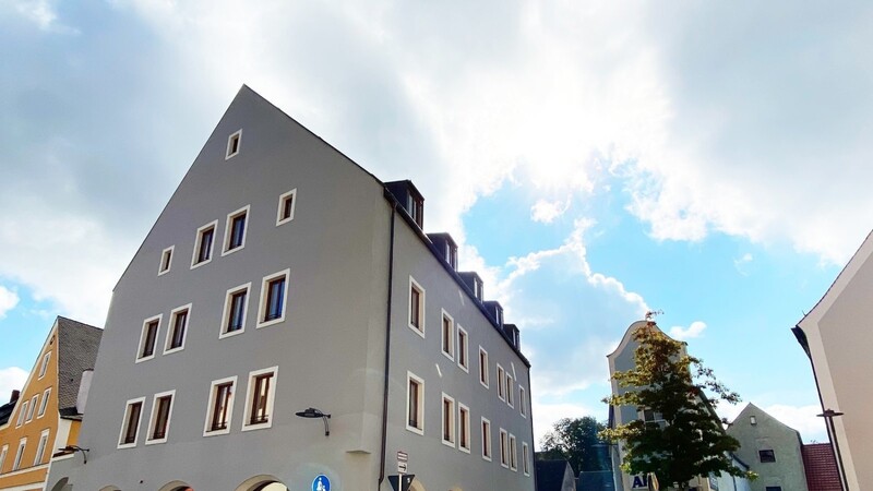Die Straße "Zur Veste" in Neustadt an der Donau wurde mit der Förderung aus "Lebendige Zentren" saniert. Daneben befindet sich das ebenfalls instandgesetzte Kulturhaus "Storchenwirt".
