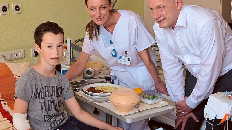 Die Versorgung von Kindern, wie dem elfjährigen Louis, gehört zu Sladjana Petrovics täglichen Aufgaben. Oberbürgermeister Joachim Wolbergs schaut ihr über die Schulter. (Foto: Hinterberger)