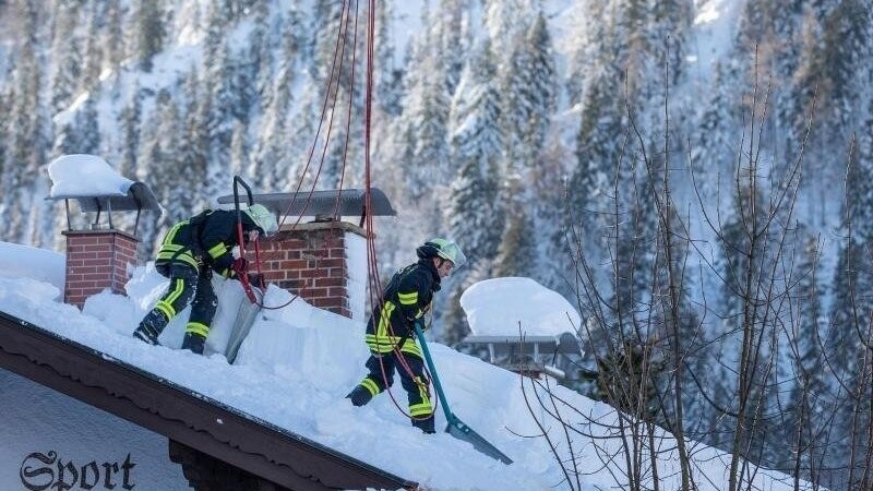 Das Landratsamt weist daraufhin, dass die Feuerwehr nicht jedes Hausdach überprüfen und räumen könne.