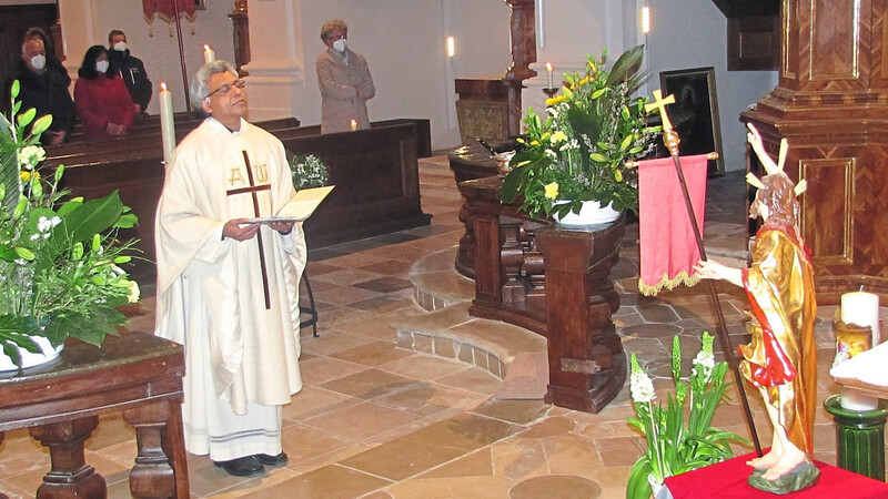 Pfarrer John zelebrierte die feierliche Osternacht vor der Statue des auferstandenen Jesus Christus.