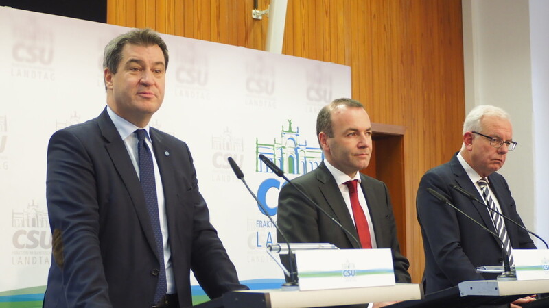 Bild der Geschlossenheit: Ministerpräsident Markus Söder, Europa-Abgeordneter Manfred Weber und Fraktionschef Thomas Kreuzer tre