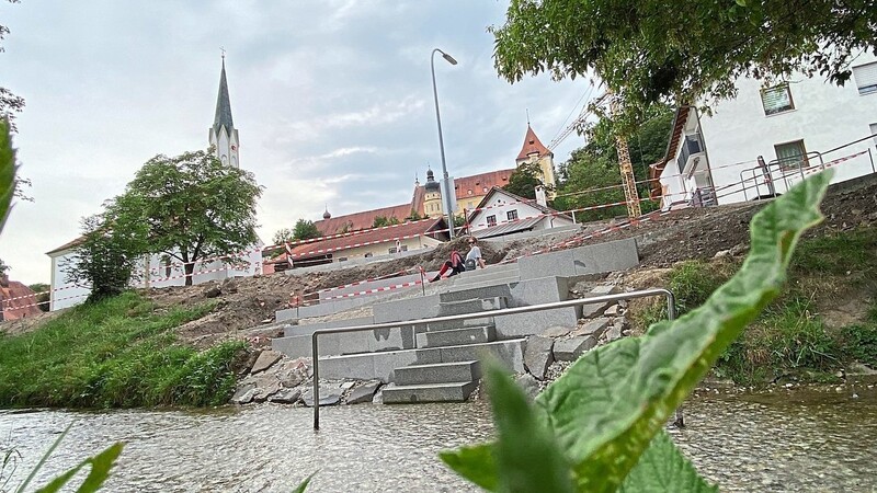 Kraft tanken an der Kneipp-Anlage. An der Stelle erneuert die Gemeinde das "Alte Dorf", im Oktober sollen die Arbeiten abgeschlossen sein.