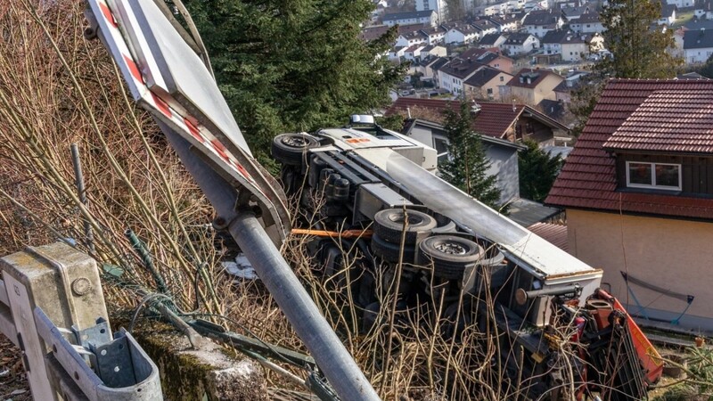 Schadensträchtiger Unfall am Mittwochnachmittag in Deggendorf. Dabei landete ein Lastwagen an einem Abhang direkt über einem Wohngebiet.