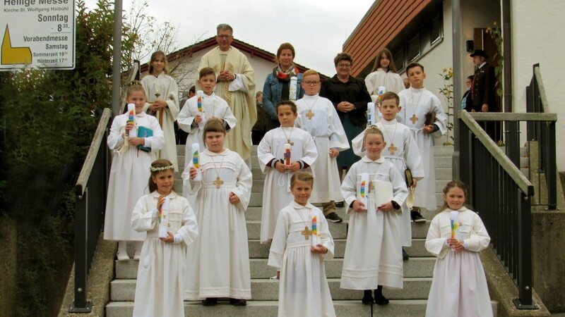 Die elf Erstkommunionkinder mit Pfarrer Johann Wutz, der Klassenlehrerin Bettina Späth, Gemeindereferentin Conny Loders sowie den beiden Ministrantinnen.
