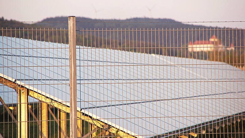 Der Solarpark am Ortsrand von Kiefenholz in der Abendsonne. Am Donnerstag fasste der Stadtrat einen Satzungsbeschluss, damit steht der Erweiterung nun nichts mehr im Wege.