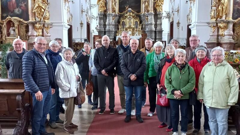 Die Reisegruppe in der Wallfahrtskirche Heiligkreuz Bergen; hinten links Kreisheimatpfleger Dr. Manfred Veit.