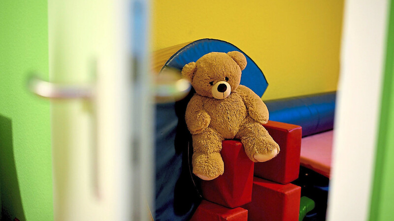 Ein Stoffteddybär sitzt im Kinderbereich eines Frauenhauses. Das Modellprojekt Second Stage soll betroffene Frauen und Kinder aus ihrem schwierigen Umfeld holen.