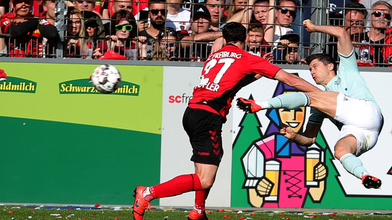 Traumtor in Freiburg: Bayern-Star Robert Lewandowski (re.).