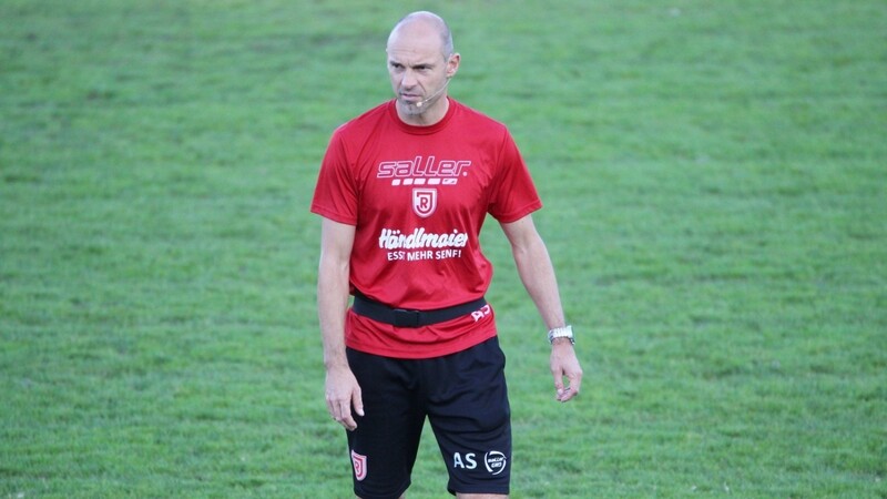 Alexander Schmidt ist nicht mehr Coach des Drittligisten SSV Jahn Regensburg. Der Tabellenletzte beurlaubte den Coach am Sonntag. (Foto: Fabian Roßmann)