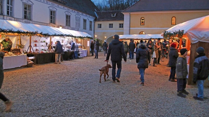 Abermals abgesagt: Der malerische Adventsmarkt im Schloss Neufraunhofen wird auch im Dezember 2021 aufgrund der Corona-bedingten Auflagen nicht stattfinden.