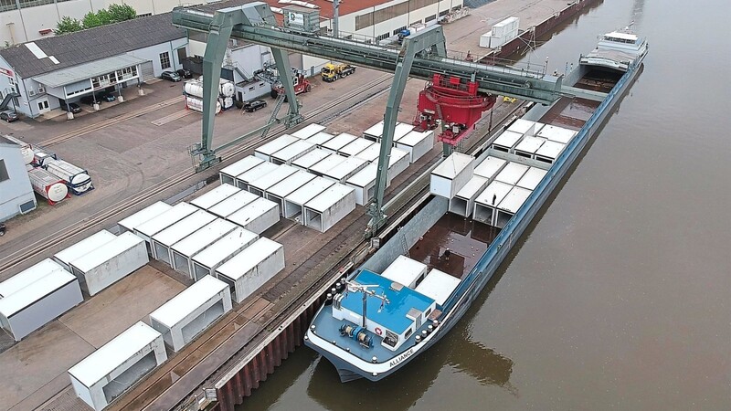 Insgesamt 64 Fertiggaragen wurden auf das Gütermotorschiff "Alliance" verladen. Vom Deggendorfer Hafen aus geht die Reise auf der Wasserstraße bis in das etwa 1 200 Kilometer entfernte Wanssum in den Niederlanden.