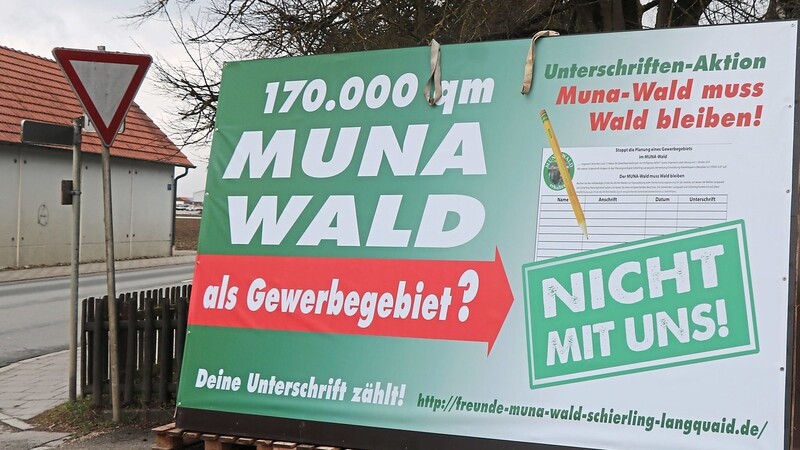 Mit Plakaten, Flugblättern, Unterschriftenaktion und Internetseite werben die "Freunde des Muna-Waldes Schierling-Langquaid" für ihre Sache. Sie lehnen ein Gewerbegebiet in der Muna ab.