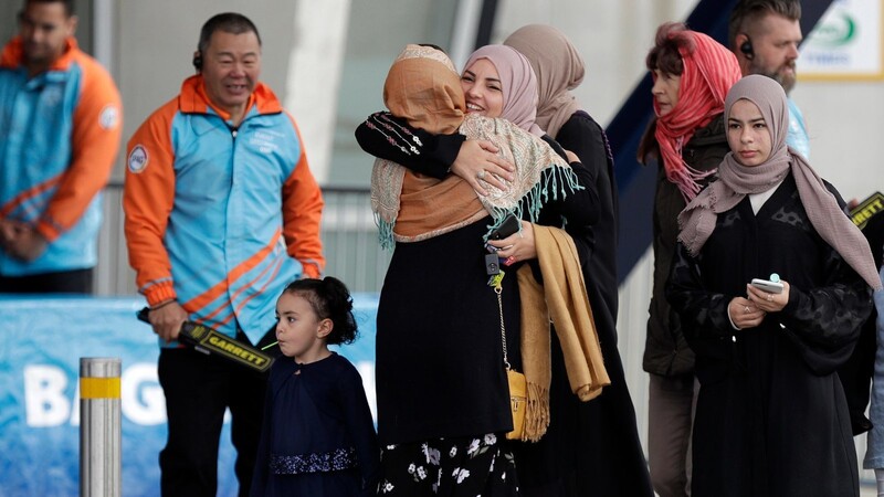 13. März 2020: Frauen umarmen sich bei ihrer Ankunft zum Freitagsgebet in einer Moschee in Christchurch.