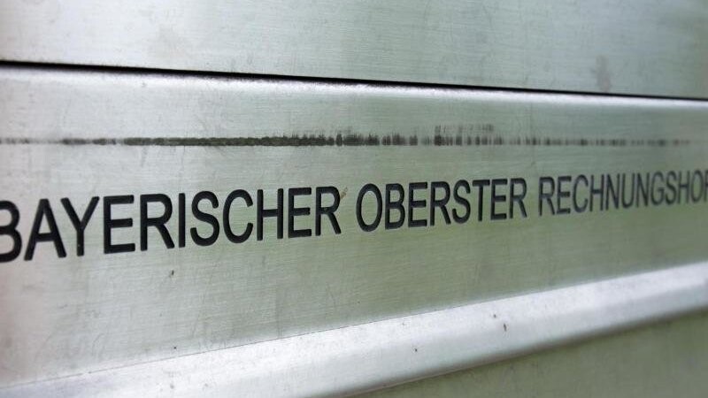Blick auf einen Briefschlitz am Bayerischen Obersten Rechnungshof.