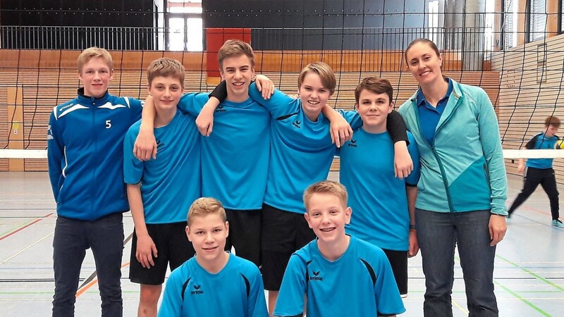 Stolz sein auf Rang zwei im Bezirk Niederbayern können die Schul-Volleyballer des Comenius-Gymnasiums mit Trainerin Iris Hermann.