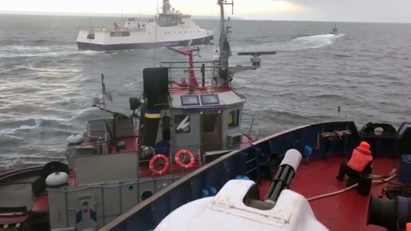 Dieses Bild aus einem Video der russischen Küstenwache zeigt den Zusammenstoß mit einem kleinen ukrainischen Marineboot (l.). Russland zufolge fuhren drei ukrainische Schiffe unbefugt durch russische Hoheitsgewässer, während die Ukraine behauptet, dass eines ihrer Boote von einem russischen Küstenwachschiff gerammt wurde.