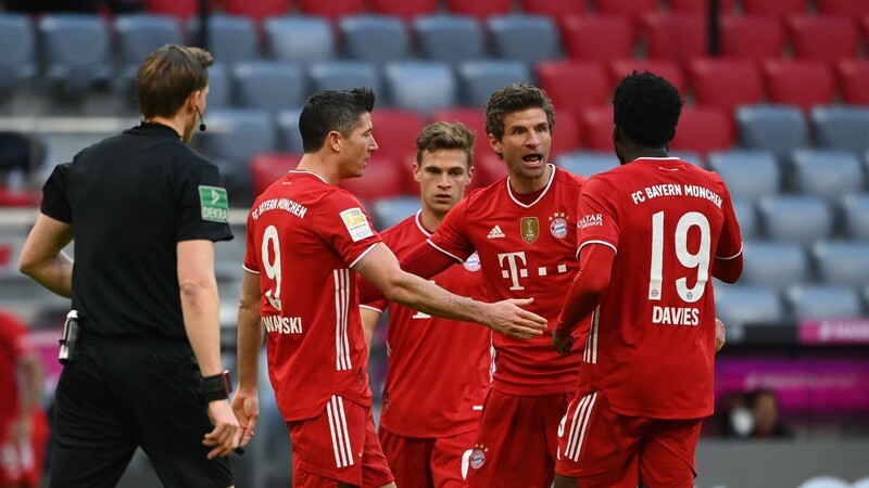Thomas Müller (2. von rechts) brachte nach seiner Einwechslung gleich Schwung ins Bayern-Spiel.