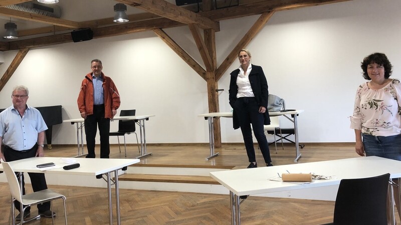 Die SPD-Landtagsabgeordnete Ruth Müller und Bürgermeisterin Sibylle Entwistle mit Bernhard Pannermayr und Johann Sarcher von der Volkshochschule Vilsbiburg (von rechts).