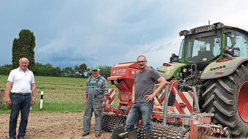 Bürgermeister Fritz Schötz mit einem Landwirt und Ambros Köppl in Haibach.