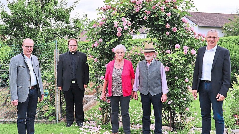 Bürgermeister Martin Hiergeist (l.), Pfarrer Jürgen Josef Eckl (2.v.l.) und Landrat Werner Bumeder (r.) gratulierten dem Ehepaar Scheuerer zum 60. Ehejubiläum.