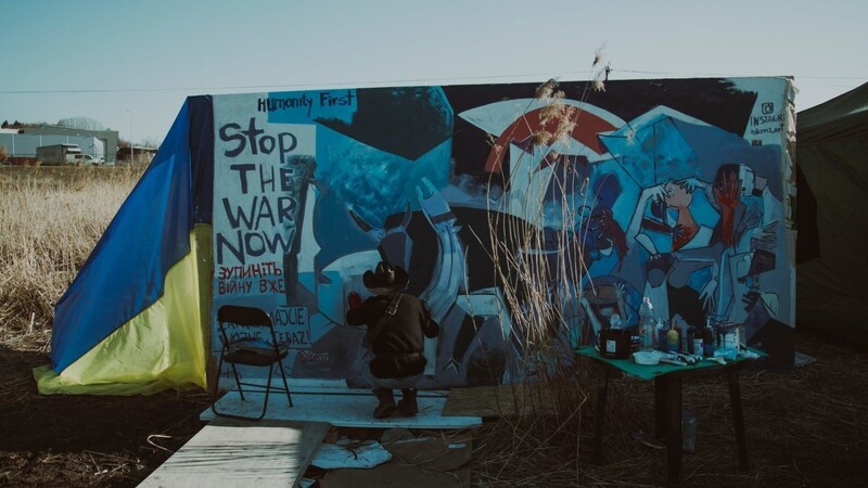Ein Künstler an der polnisch-ukrainischen Grenze, der das in Wort und Bild fasst, was sich alle wünschen: dass der Krieg endlich endet.